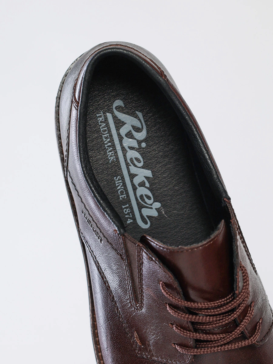 Туфли коричневого цвета с эластичными вставками